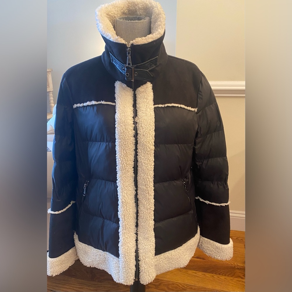 Women’s Tahari Faux Shearling Jacket
Sz XL - Picture 4 of 7